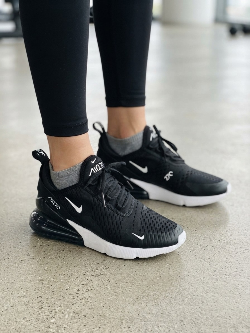 Nike Women's Black/White Air Max 270 Athletic Sneakers Very Good Condition
